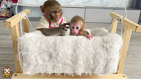 Smart YiYi helps grandpa make a cradle for baby monkey