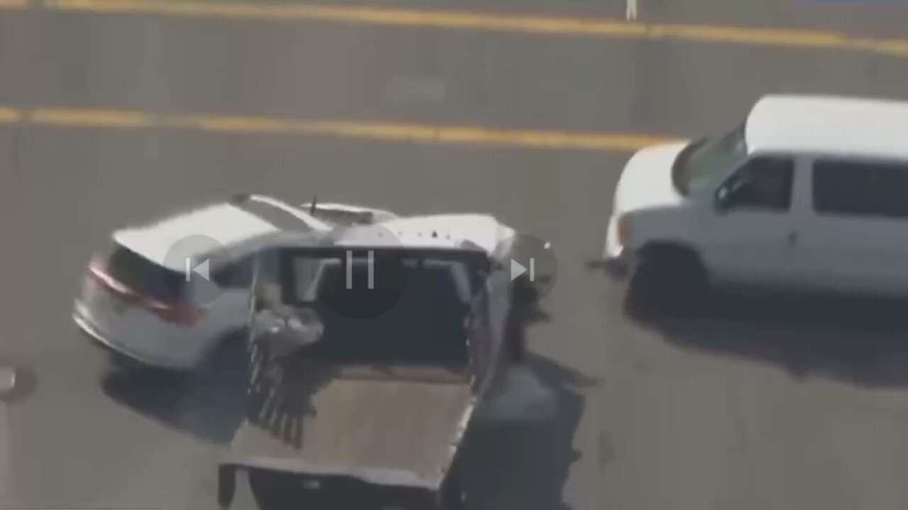 BREAKING NEWS🚨 Police car chase ends in violent crash in LA.