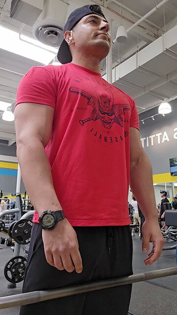 Shrugs for no neck #shrugs #shoulders #gymtok #workout #planetfitness #lafitness