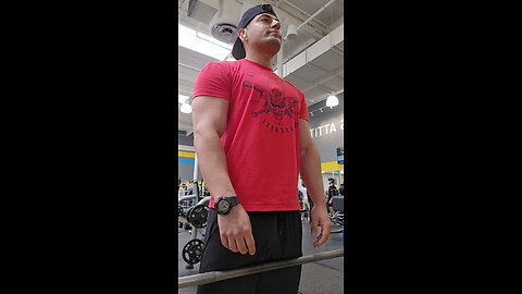 Shrugs for no neck #shrugs #shoulders #gymtok #workout #planetfitness #lafitness
