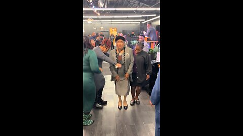 It’s something about when the church mother feels a quick man in her hands 🙌🏾👵🏽 #praisebreak