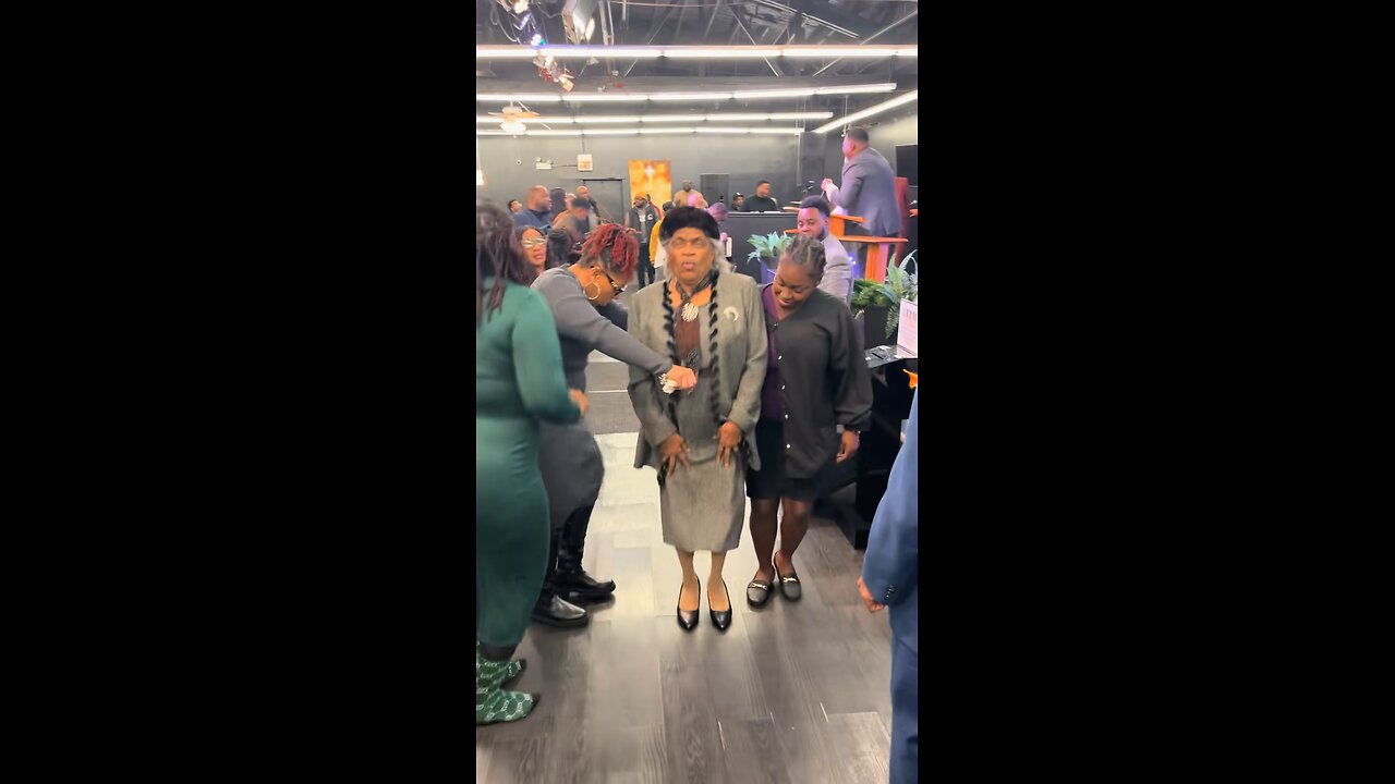 It’s something about when the church mother feels a quick man in her hands 🙌🏾👵🏽 #praisebreak