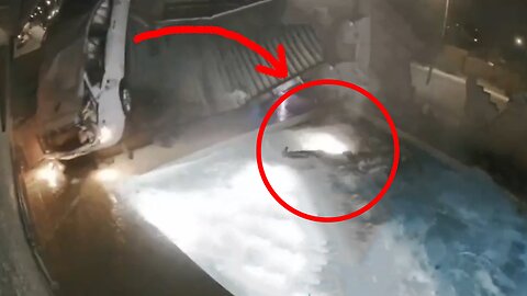 Auto se estrella contra una vivienda, sale volando y la conductora cae a una piscina