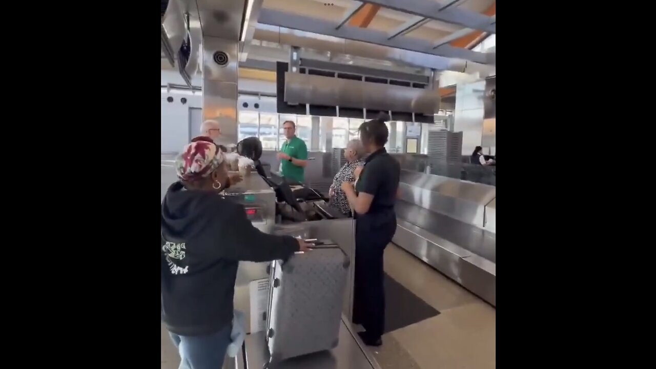 AIRLINE PERSONEL REFUSE✈️🚫🛅💁‍♂️🎟️🛃📷CUSTOMER SERVICE TO CHECK IN🛄🛂🧳💫