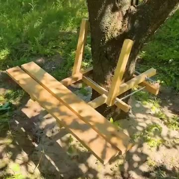 Non-invasive Bench Attaches to a Tree - Sweet
