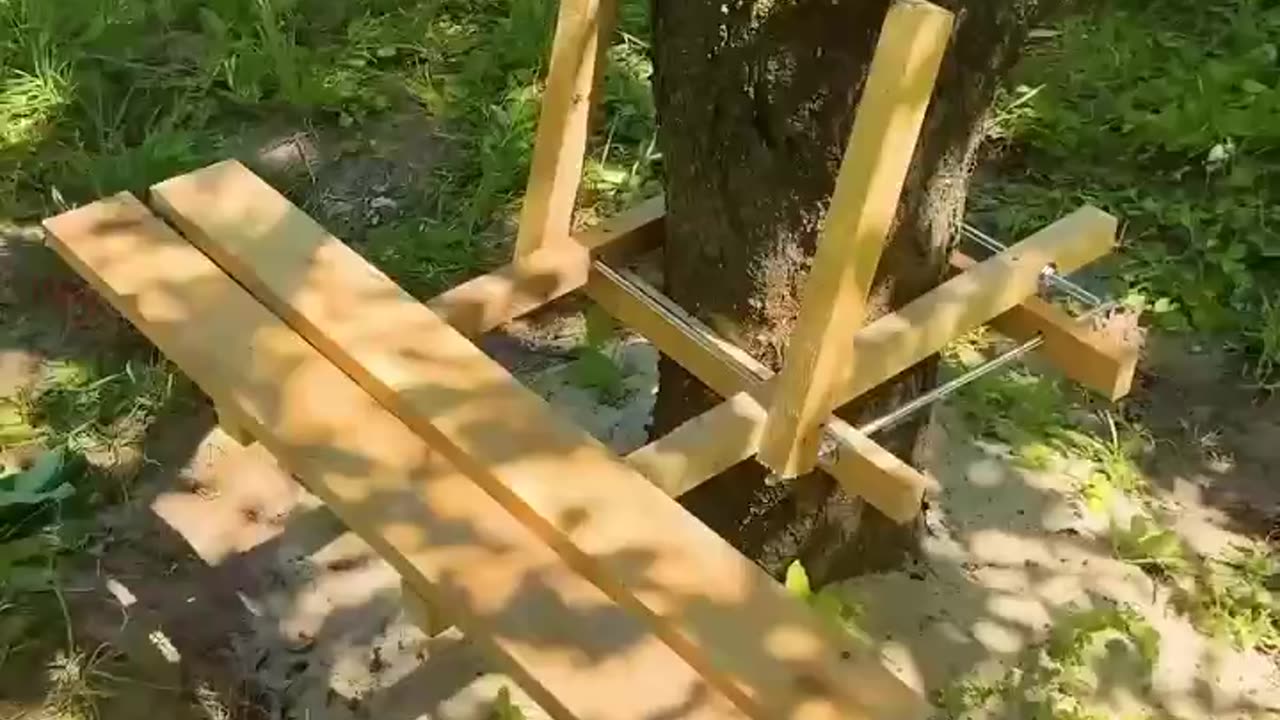 Non-invasive Bench Attaches to a Tree - Sweet