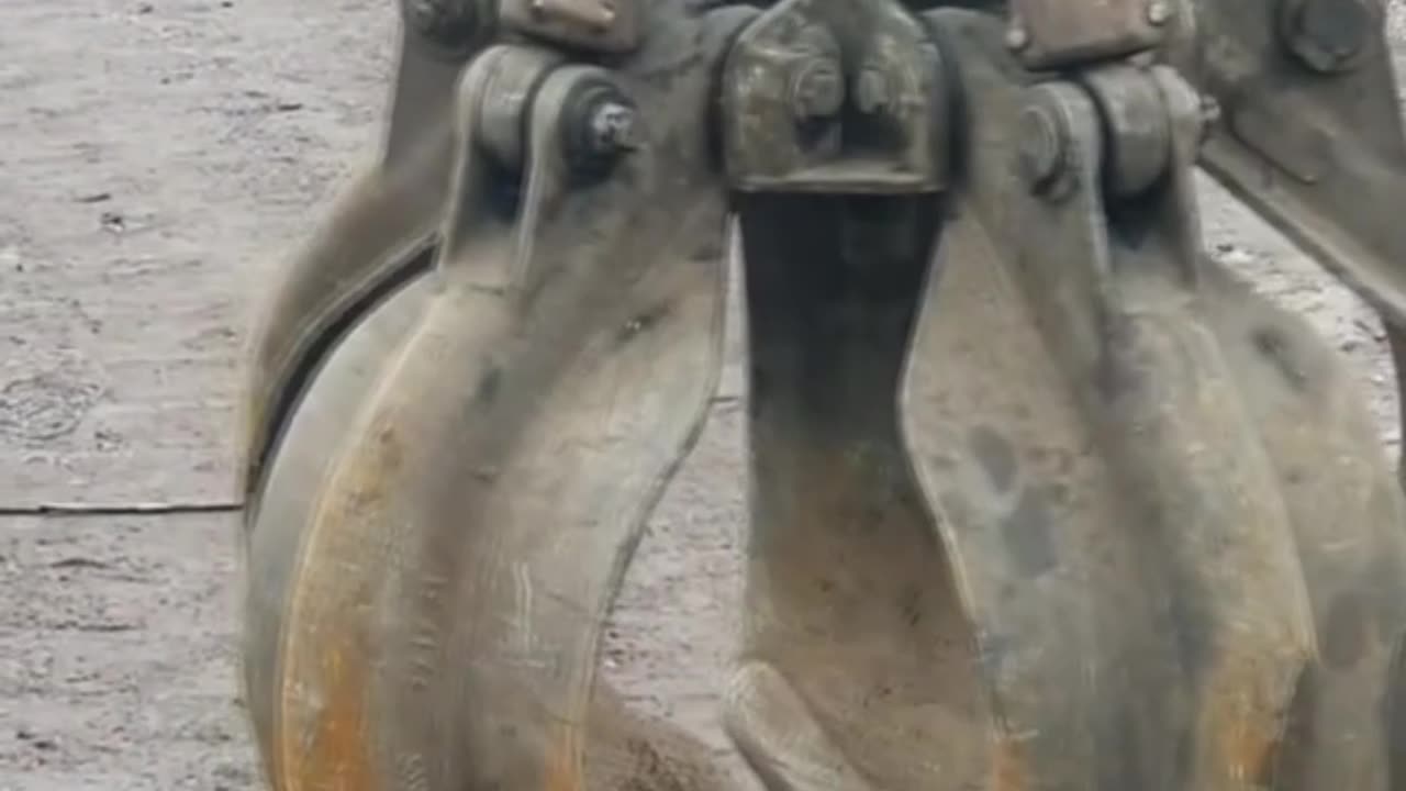Recycling Crane Makes Parkour Snail Zoom