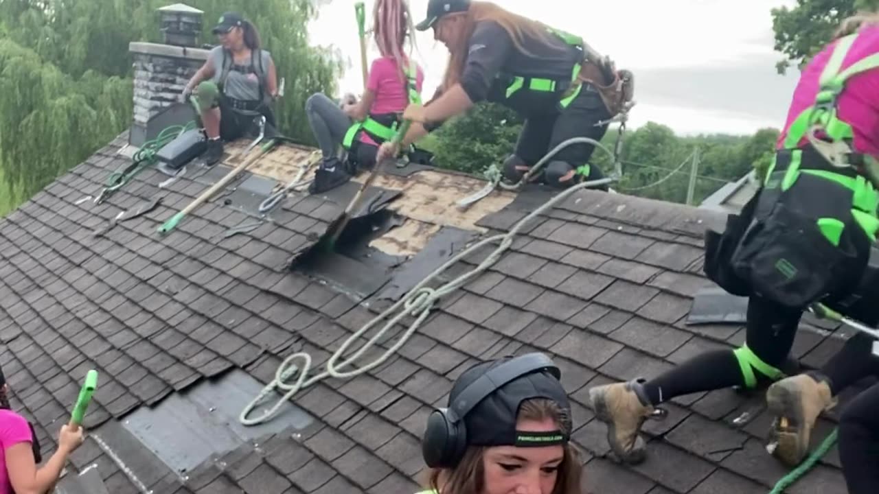 FIRST Ever All Girls Roofing!