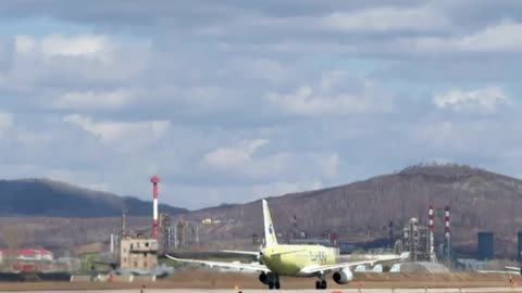 Avión ruso SJ-100 de producción totalmente nacional realiza vuelo inaugural