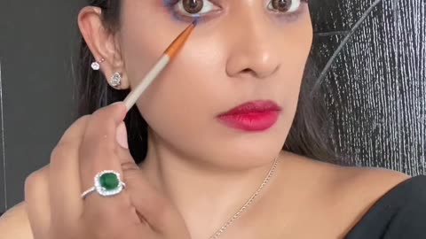 Q-tip Eyeshadow Hack vs Brush 💥 Who Wins?! 👀 Viral Makeup Hack Tested #shorts #makeuphacks