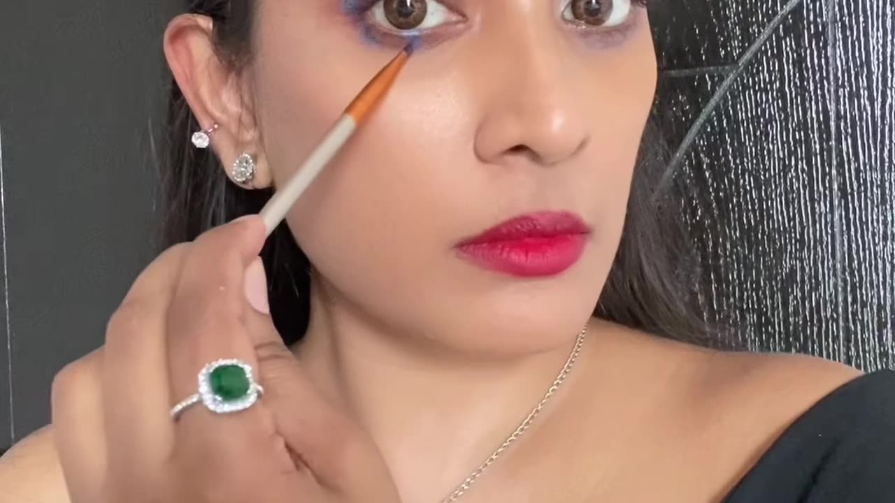 Q-tip Eyeshadow Hack vs Brush 💥 Who Wins?! 👀 Viral Makeup Hack Tested #shorts #makeuphacks