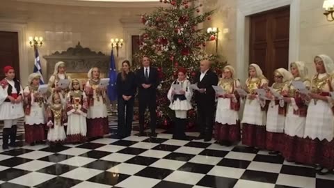 Arvanitasit këndojnë shqip, ‘Gëzuar Vitin e Ri’ në Pallatin Maximos të ftuar nga kryeministri grek