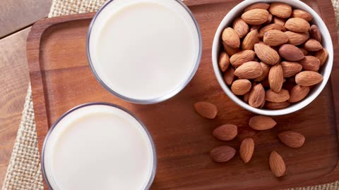 खाली पेट दूध में भीगे बादाम खाने के फायदे #short #health #viarl #trending #fact