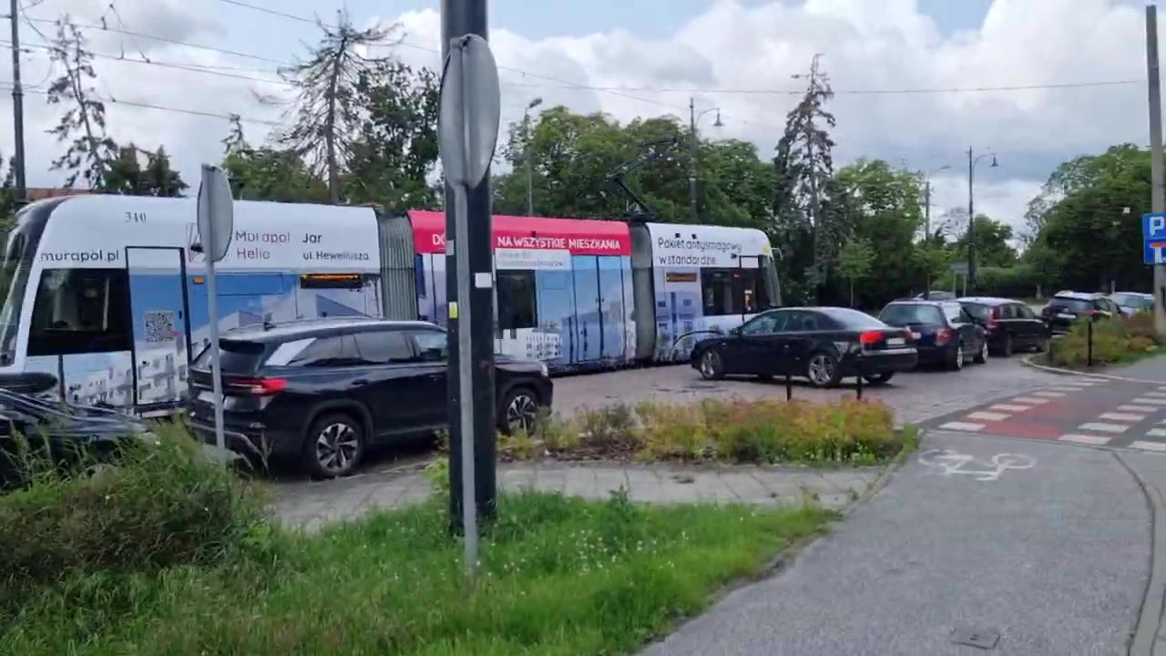 Pierwsza Toruńska Pesa obklejona folią reklamową