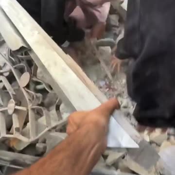 Israeli airstrikes target civilians: Palestinians use their hands to rescue those who are buried
