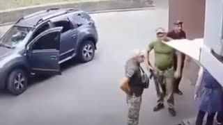 Empleados de un restaurante ocultan a un ucraniano perseguido por reclutadores