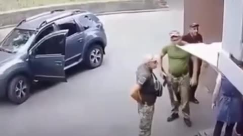 Empleados de un restaurante ocultan a un ucraniano perseguido por reclutadores