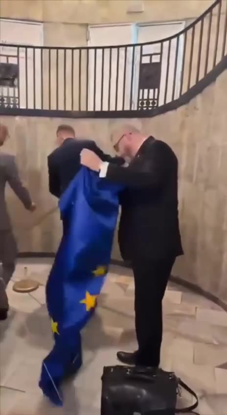 Polish prez hopeful Grzegorz Braun TEARS DOWN EU flag and WIPES SHOES with it
