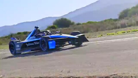 World_s_Fastest_Car_Vs_Cheetah!😳