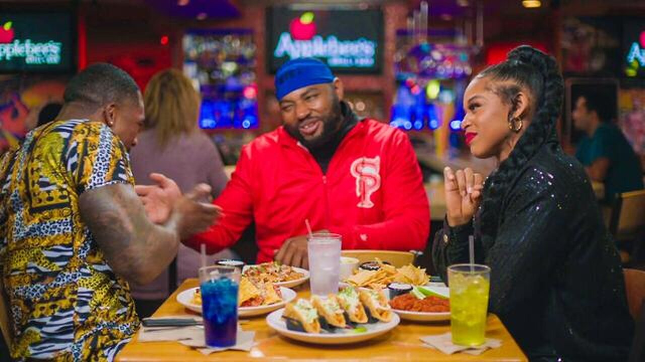 Angelo Dawkins interrupts Bianca Belair & Montez Ford’s date night at Applebee’s @wwefree