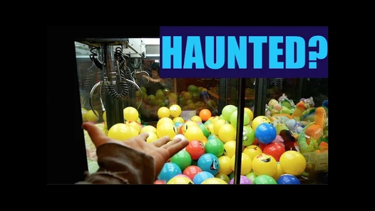 THIS CLAW MACHINE MOVES BY ITSELF! | Arcade Games