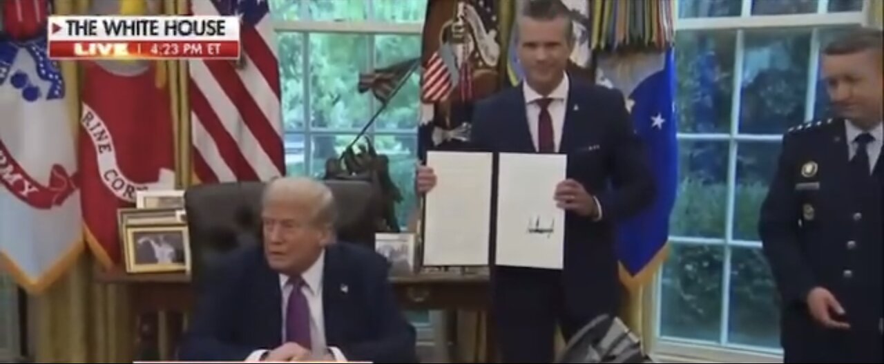 TRUMP❤️🇺🇸🥇🪽🕺🎊SIGNS EXECUTIVE ORDER RENAME’S🤍🇺🇸🏅🪽📜✍️SECRETARY OF DEFENSE💙🇺🇸🏅🪽👨‍✈️🎖️🏛️⭐️