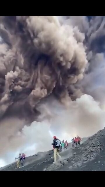 MOUNT ETNA VOLCANO ERUPTS🌋🧗‍♂️📸WITH INTENSE EXPLOSIONS IN SICILY🌋🧗‍♀️💫