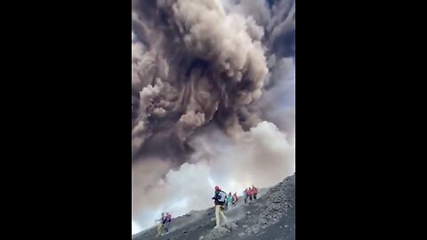 MOUNT ETNA VOLCANO ERUPTS🌋🧗‍♂️📸WITH INTENSE EXPLOSIONS IN SICILY🌋🧗‍♀️💫