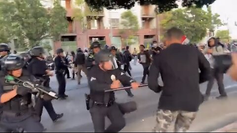 POLICE OFFICES PATROL L.A STREETS🚦👮‍♂️🧟‍♂️🚧👮📸FIGHTS AGAINST VIOLENT RIOTERS🧟🚏🚔🛗👮🏻‍♀️💫