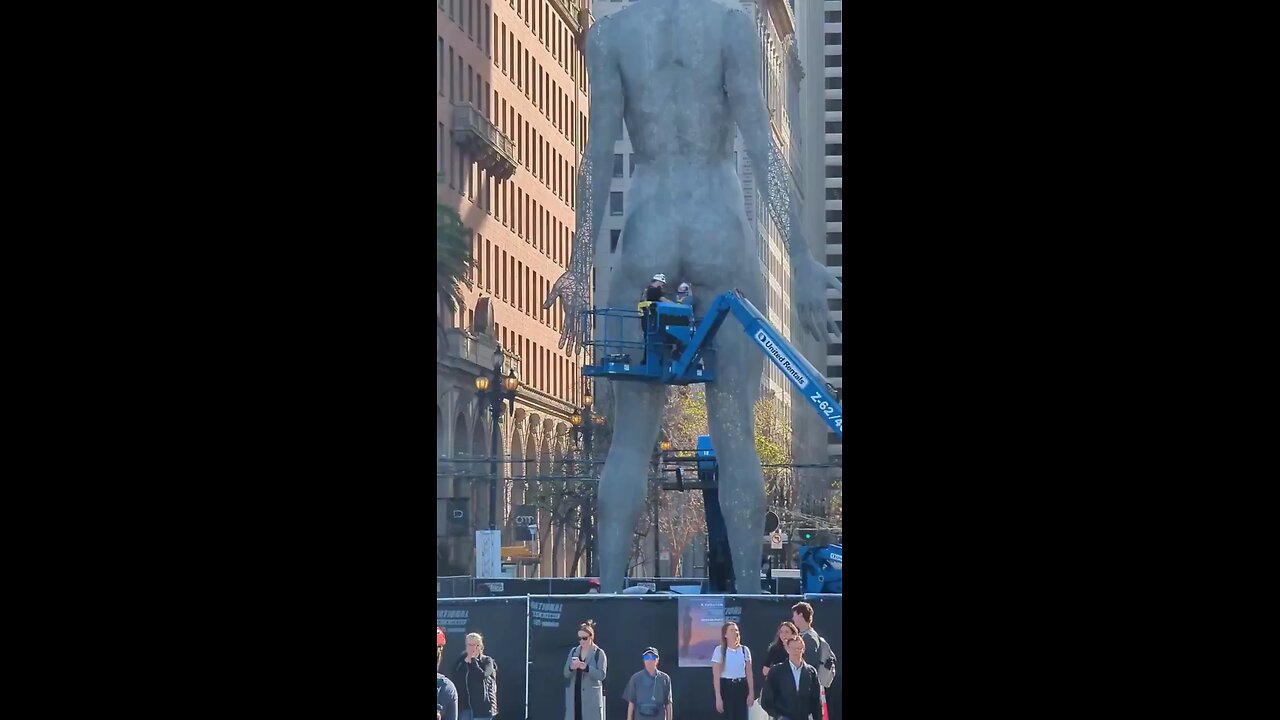 SF has installed a statue of an unclothed woman in front of the Ferry Building to welcome visitors.