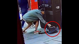 Les roban la cámara mientras informan sobre el crimen en Londres