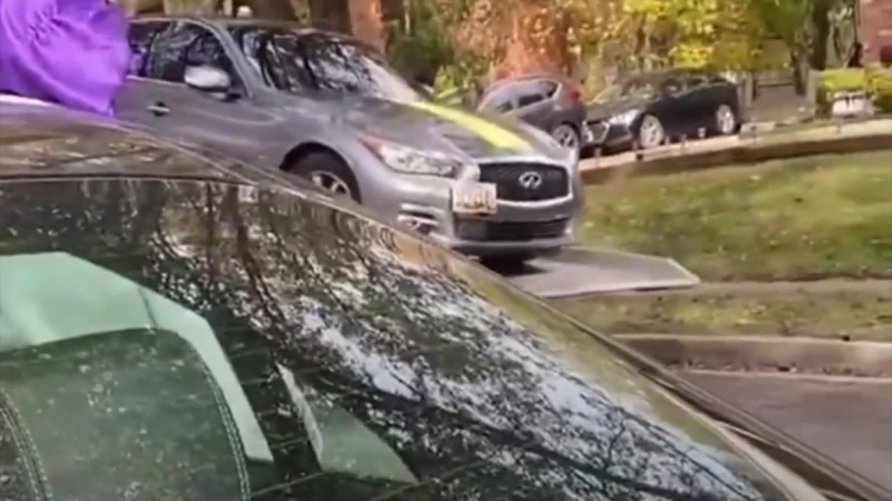 Le entregan su auto nuevo y se cae al descargarlo de la grúa