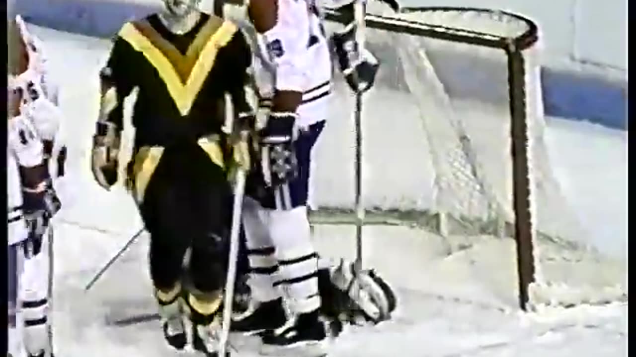 NHL 1982 VANCOUVER CANUCKS AT MONTREAL CANADIENS