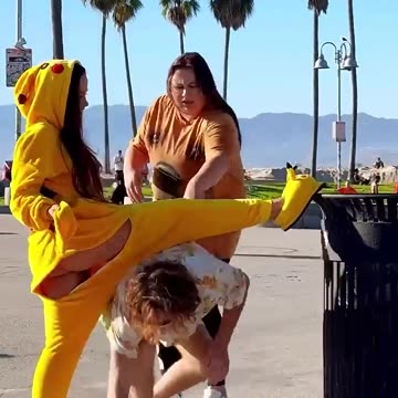 Why did she push me? AM I INTERFERING WITH WHOM?🤦🏻‍♀️🙁LA ELVÍRA