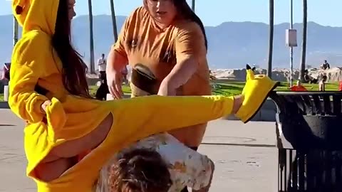 Why did she push me? AM I INTERFERING WITH WHOM?🤦🏻‍♀️🙁LA ELVÍRA