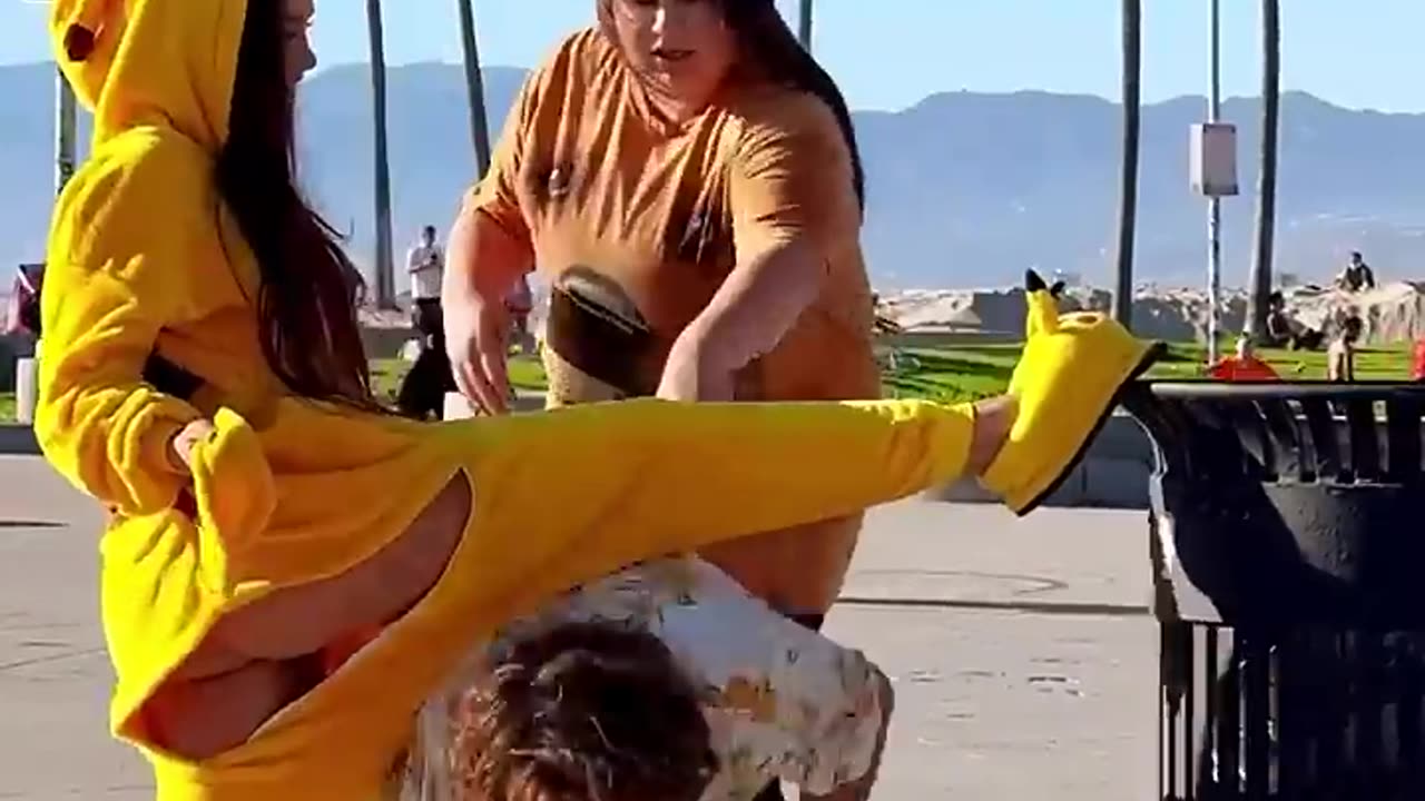 Why did she push me? AM I INTERFERING WITH WHOM?🤦🏻♀️🙁LA ELVÍRA
