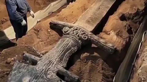 巨人の巨大な剣は今もなお存在しています。埋められたり、隠されたり、あるいは「遺物」として人目につく場所に展示されたりしています