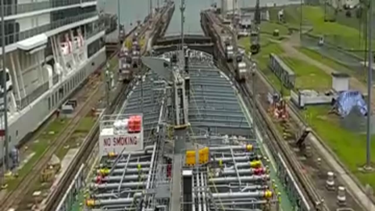 巴拿马运河驾驶室的第一视角