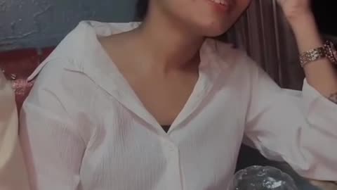 MERE SAMNE WALI SEAT PRR CUTE SI LDKI
