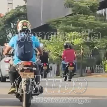 Cámara captó atraco en plena a lujoso vehículo en plena carrera 27