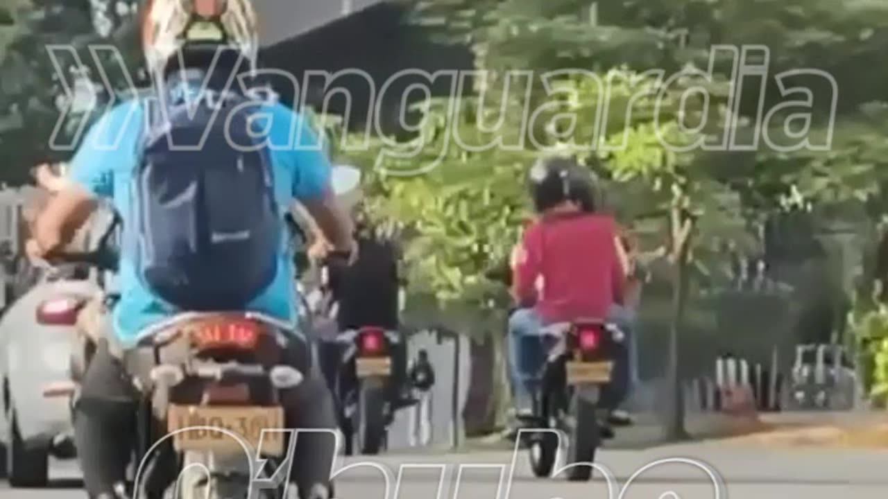 Cámara captó atraco en plena a lujoso vehículo en plena carrera 27