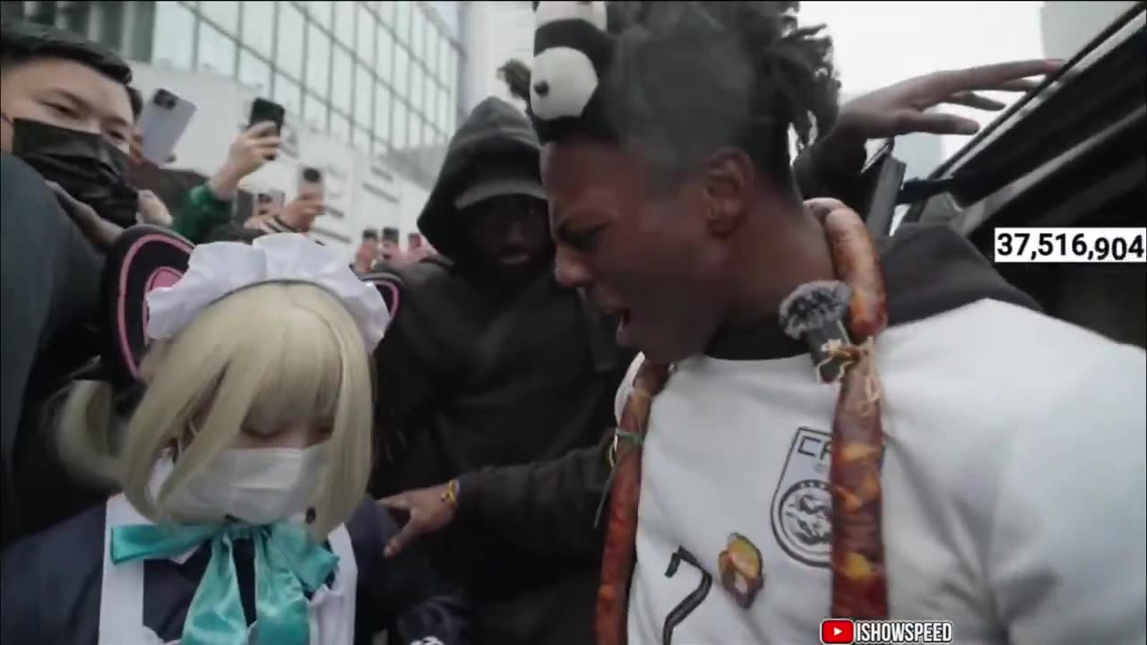 IShowSpeed runs into Momoi (Racist Chinese cosplayer)