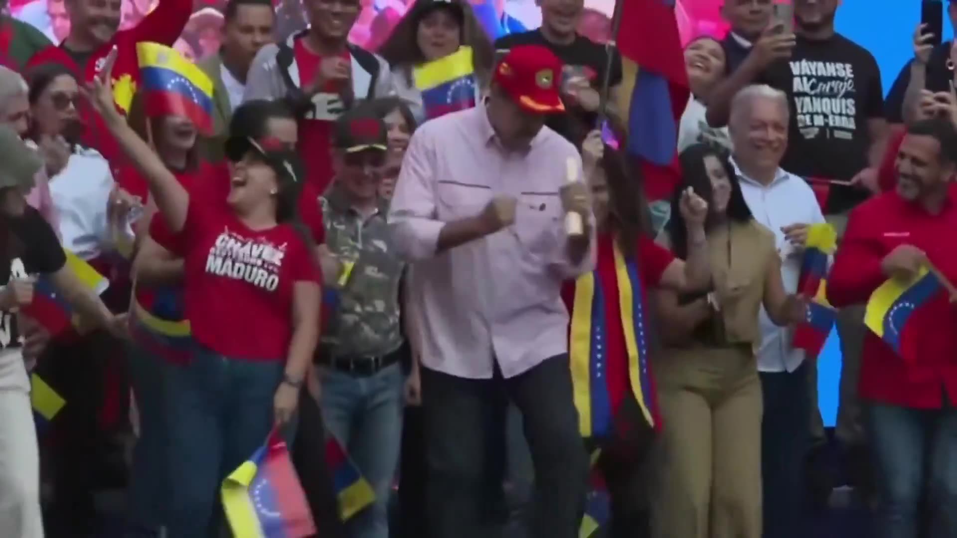 NEW:🇺🇲🇻🇪 Maduro is dancing onstage at a public rally amid ongoing US–Venezuela tensions