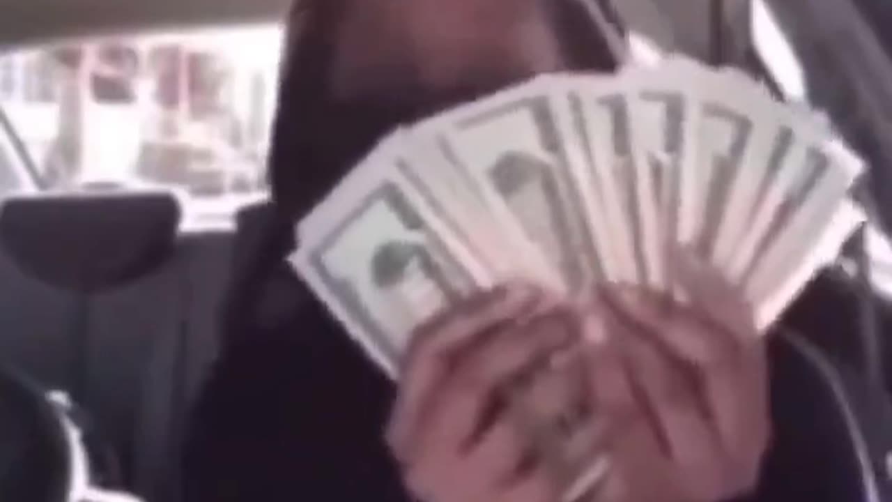 Flashes Cash in Car — Gets It Stolen!