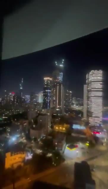 | URGENT: An Iranian ballistic missile attacks Tel Aviv, Israel.