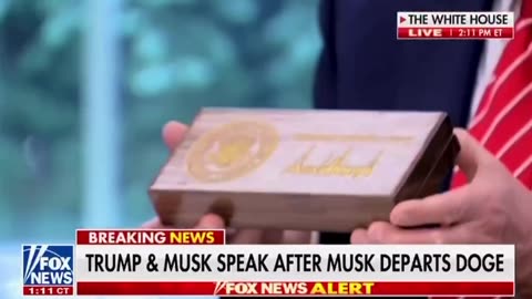 Trump presents Elon with a golden key to the White House to thank him for his service.