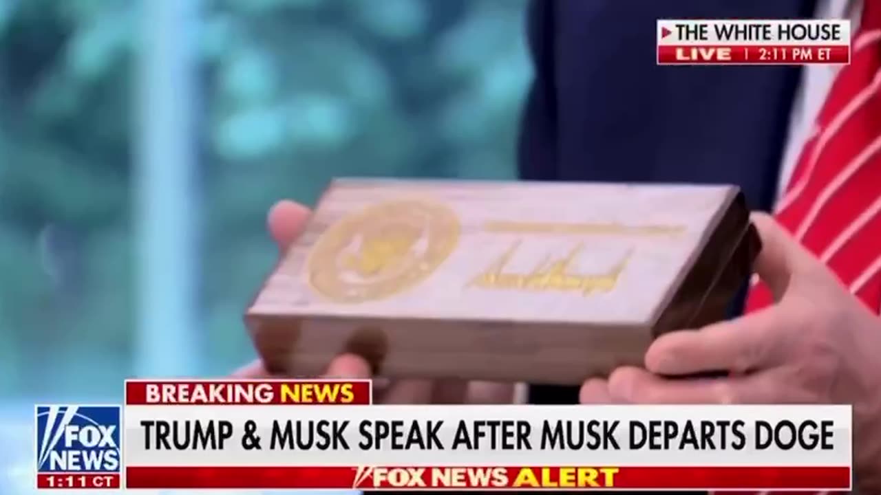 Trump presents Elon with a golden key to the White House to thank him for his service.