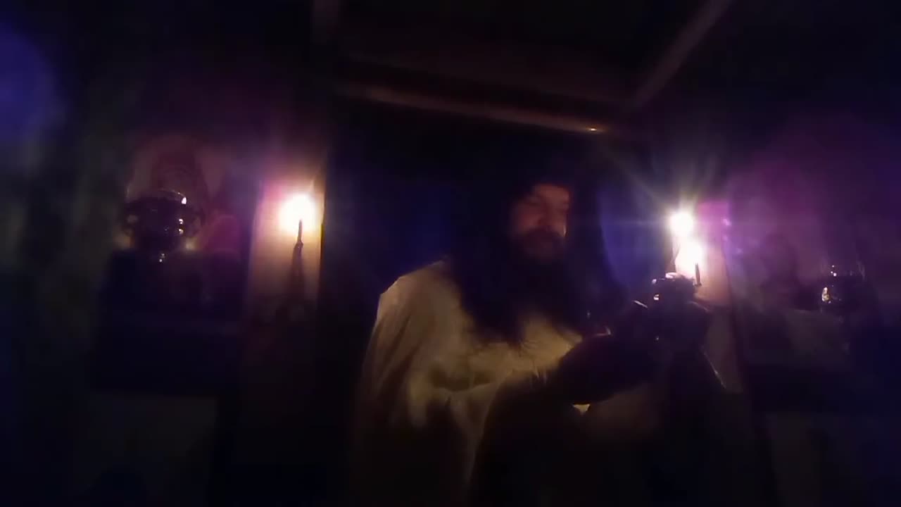 ΑΚΟΥΕΙ ΚΑΝΕΙΣ;