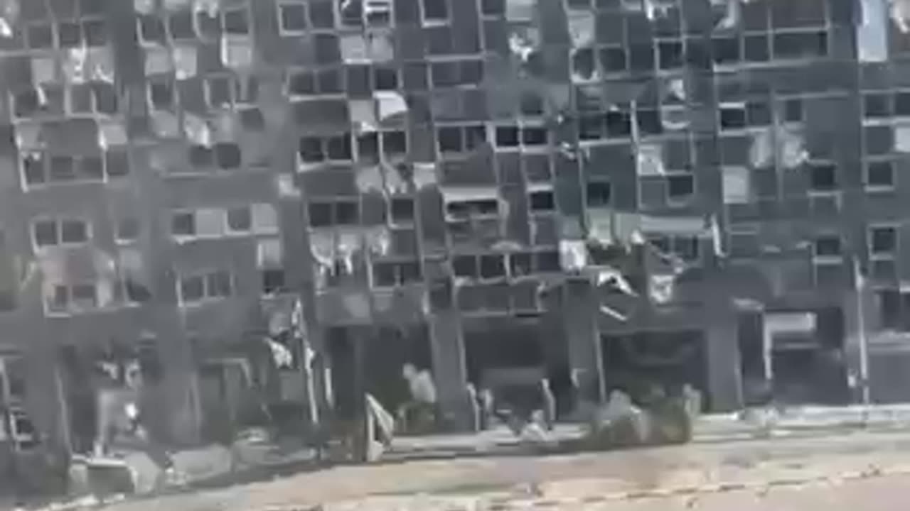 Scene da Tel Aviv dopo l'impatto di un missile iraniano