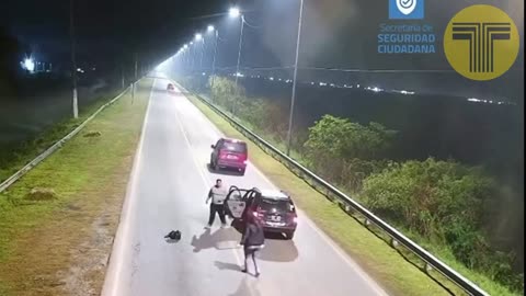 Una mujer se tira de un coche de Uber en marcha al desviarse este de la ruta